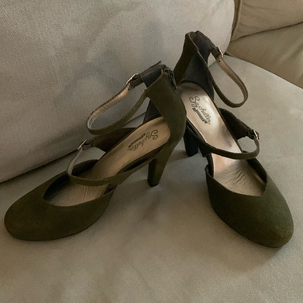 NWOT Seychelles army green suede strappy heels in size 9.